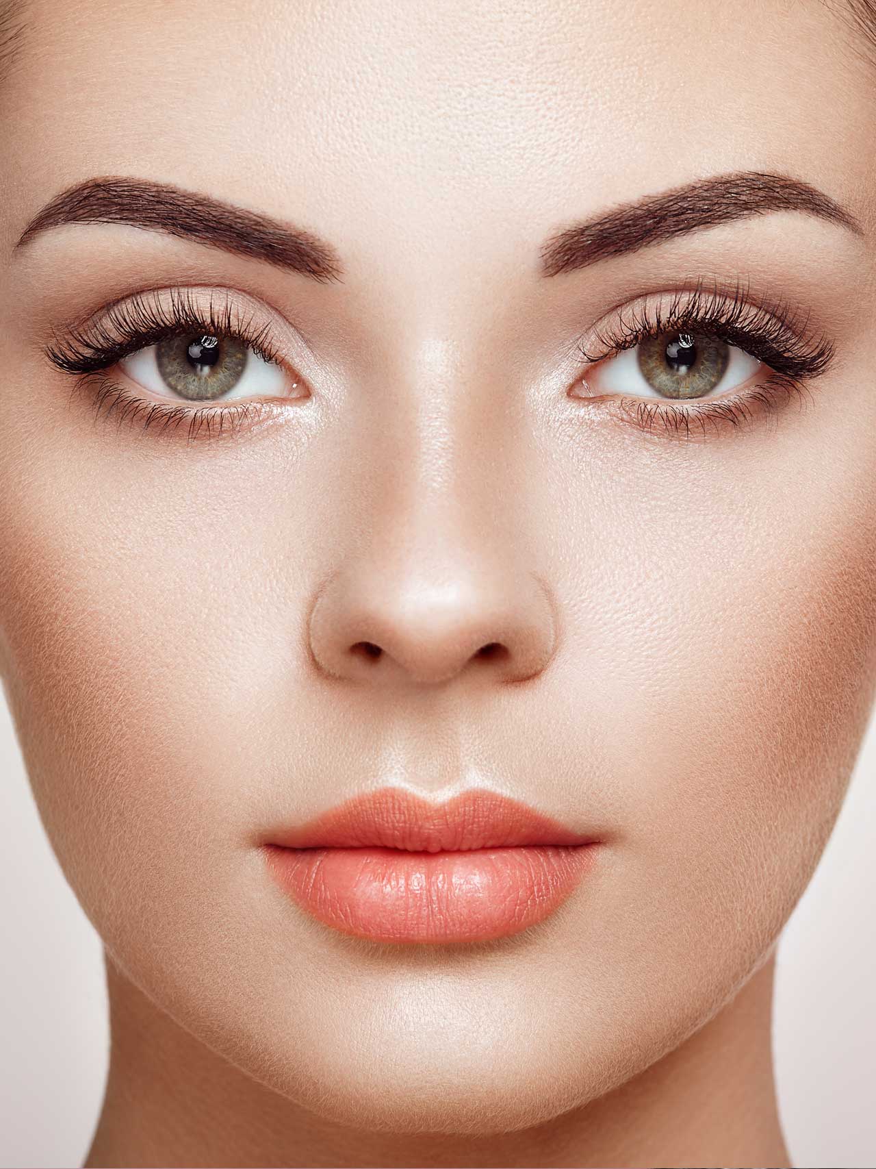 Frau mit schönen Wimpern